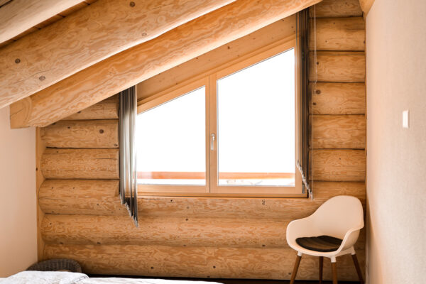 29_LogHome_Rundholzhaus_MFH_Gross_rustikal_modern_Holzhaus_Holzbau