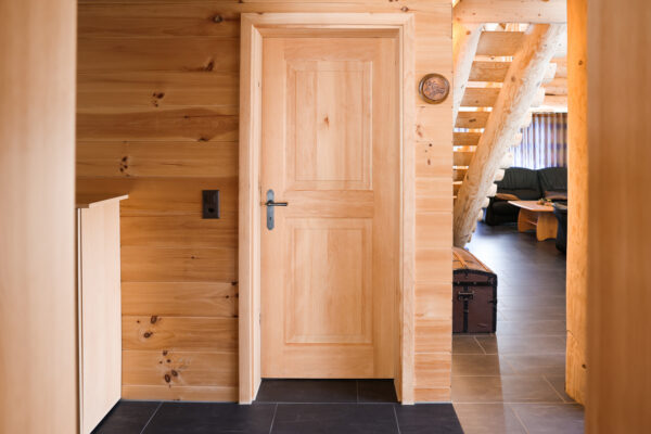 39_LogHome_Rundholzhaus_MFH_Gross_rustikal_modern_Holzhaus_Holzbau